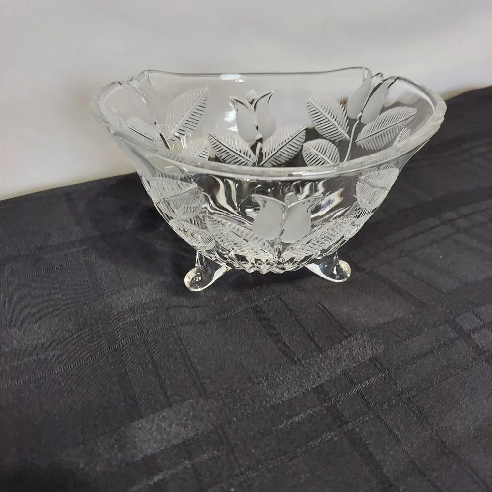 Vintage Fifth Avenue Crystal Frosted Bowl Etched Tulip with 3 Feet 4